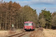 km 4,0  Nur ein paar hundert Meter weiter verläuft der »Christkindchenweg« quer durch die Felder. Der Schienenbus mit 798 659 an der Spitze brummt hier gemütlich durch die Landschaft (12. März 2016). : 1, Str 1521 CLP - Westerstede-Ocholt, a - Aufnahmeort, a Deutschland, ao Cloppenburg, ao Cloppenburg-Roggenkamp, eb DB 798 659-9, eb MAS 798 659-9, ef 66545 Uerdingen (1959), en 95 80 0798 659-8, es 1521 km 4-0