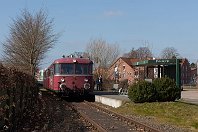 km 26,0  Friesoythe ist heute der Endpunkt des südlichen Streckenabschnitts der Strecke bei Kilometer 26,0. Von hier aus führte die Strecke bis 1968 durch den Ort und weiter nordwestlich, überquerte dann den Küstenkanal bis Sedelsberg. Die Spuren der Strecke sind überall noch gut erkennbar. Leider ist die Trasse innerhalb Friesoythes bereits ziemlich verbaut, so dass eine denkbare Reaktivierung des fehlenden Streckenstücks schwierig werden dürfte. : 1, Str 1521 CLP - Westerstede-Ocholt, a - Aufnahmeort, a Deutschland, ao Friesoythe, ao Friesoythe Hp, eb DB 798 659-9, eb MAS 798 659-9, ef 66545 Uerdingen (1959), en 95 80 0798 659-8, es 1521 km 26-0
