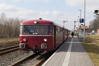 km 0,0  Neun Jahre später, am 12. März 2016, hat sich das Bild massiv gewandelt. Der Bahnsteig wurde verlegt, hat keine Überdachung mehr, und die Gleisanlagen wurden auf das Allernötigste reduziert. Hier wartet nun die Schienenbusgarnitur der Museumsbahn Ammerland-Saterland (MAS) auf die Abfahrt nach Friesoythe. Hinter dem letzten Wagen ist noch das Stellwerk »Cw« zu sehen, das auch auf dem vorhergehenden Bild im Hintergrund stand. : 1, 95 80 0998, MA(B)S - Museumseisenbahn Ammerland-Barßel-Saterland e.V., Str 1521 CLP - Westerstede-Ocholt, a - Aufnahmeort, a Deutschland, ao Cloppenburg, ao Cloppenburg Bf, eb MAS 998 822-0, en 95 80 0998 822, es 1521 km 0-0