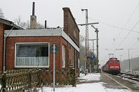 km 157,1  Schon lange vorbei sind die Zeiten, als die Baureihe 110 im Wendezugdienst zwischen Bremen und Bremerhaven eingesetzt wurde. Hier hat 110 447 soeben den Bahnsteig erreicht und entlässt einige Reisende (29. Januar 2005). : 110 (DB E 10), Str 1740 Wunstorf - HB - BHV, a - Aufnahmeort, a Deutschland, ao Lübberstedt Bf, eb DB 110 447-0, es 1740 km 157-0