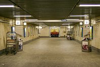 km 184,2  Der Hauptbahnhof von Bremerhaven strahlt immer noch reichlich Bundesbahnatmosphäre aus. Das Wandbild zeigt ausgerechnet eine Lok, die für Bremerhaven sicher nicht sonderlich typisch war, aber in den 1970ern- und 80ern als das Nonplusultra der DB galt. Längst steht die 103 im Museum, aber in Bremerhaven symbolisiert sie weiterhin den Schienenanschluss an die große weite Welt (17. Juli 2005) : Bahnhofsbauwerke, Fußgängertunnel, a - Aufnahmeort, a Deutschland, ao Bremerhaven, ao Bremerhaven Hbf, ei - Eisenbahn-Infrastruktur
