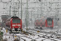 km 122,3  Bremen Hauptbahnhof ist der zentrale Knotenpunkt der Strecke 1740, an der die Verbindungen nach Osnabrück, Hamburg und Oldenburg verwoben sind. Während hier eine Doppelstockgarnitur den Bahnhof Richtung Vegesack verlässt, steht 146 107 mit ihrem Zug zur Rückfahrt nach Hannover bereit (11. März 2006). : 146, a - Aufnahmeort, a Deutschland, ao Bremen, ao Bremen Hbf, eb DB 146 107-8, ef 33951 Bomb Ksl