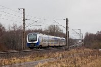 km 175,4  800 Meter weiter legen sich die Züge, in diesem Fall der fünfteilige ET 440 214, kurz vor dem Haltepunkt Loxstedt in einen sanften Bogen. Nur wenige hundert Meter von diesem Fotostandpunkt aus soll in ein paar Jahren die geplante Küstenautobahn A 20 verlaufen (22. Januar 2011). : 94 80 0440 (CContinental), NWB - Nordwestbahn, Str 1740 Wunstorf - HB - BHV, a - Aufnahmeort, a Deutschland, ao Loxstedt, ao Loxstedt-Düring, eb NWB ET 440 214, en 94 80 0440 714-4, es 1740 km 175-4, neue Nr