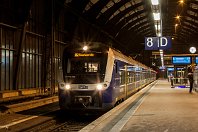 km 122,3  Am Abend des 22. Januar 2011 stehen zwei ET 440 der NWB für die RS-Linie 2 (Twistringen - Bremerhaven-Lehe) in der imposanten Bahnhofshalle der Hansestadt Bremen zur Abfahrt bereit. : 94 80 0440 (CContinental), NWB - Nordwestbahn, a - Aufnahmeort, a Deutschland, ao Bremen, ao Bremen Hbf, eb NWB ET 440 340, en 94 80 0440 840, neue Nr