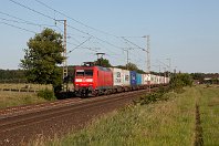 km 174,6  Eine meiner liebsten Fotostellen an der Strecke 1740 ist dieser Punkt bei Loxstedt-Düring, wo man herrliche Sommerabende mit tiefstehender Sonne bei weitgehender Ruhe genießen kann. Deshalb bleiben wir hier auch für gleich drei Fotos. Zum Auftakt sehen wir hier die 145 031 mit einem Kistenzug Richtung Bremerhaven (3. Juni 2011). : 145, 91 80 6145, Str 1740 Wunstorf - HB - BHV, a - Aufnahmeort, a Deutschland, ao Loxstedt, ao Loxstedt-Düring, eb DB 145 031, ef 33348 ADtranz Ksl, en 91 80 6145 031, es 1740 km 174-7
