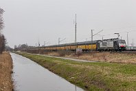 km 192,4  Wir haben das Ende unserer Reise erreicht: Der Rangierbahnhof Speckenbüttel, von dem aus der große Freihafen von Bremerhaven mit seinen umfangreichen Anschlussgleisen zu Conrtainerterminals und Kaianlagen erschlossen wird. Die Strecke 1740 endet offiziell nur wenige hundert Meter weiter. Hier ist ein reges Kommen und Gehen, und auch die MRCE-Lok ES 64 F4-150 verlässt mit hoher Anhängelast den Bahnhof (24. März 2012). : 91 80 6189, MRCE Dispolok GmbH, a - Aufnahmeort, a Deutschland, ao Bremerhaven, ao Bremerhaven-Speckenbüttel, eb MRCE ES 64 F4-150, en 91 80 6189 150