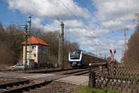 km 156,8  Die Formsignale von Lübberstedt zogen immer viele Eisenbahnfreunde an, auch wenn sie nicht gerade einfach zu fotografieren sind. Hier hat der Fahrdienstleiter das Signal für die nach Bremen ausfahrende RS 1 gezogen (7. April 2012). : 94 80 0440 (CContinental), NWB - Nordwestbahn, Signale, Str 1740 Wunstorf - HB - BHV, a - Aufnahmeort, a Deutschland, ao Lübberstedt Bf, eb NWB ET 440 217, ei - Eisenbahn-Infrastruktur, ei Formsignal(e), en 94 80 0440 217-8, es 1740 km 157-0, neue Nr