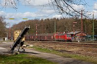 km 157,1  Wir bleiben in Lübberstedt: Die Ladegleise des Bahnhofs haben leider ihre beste Zeit schon lange hinter sich gelassen. Diesmal ist es nun die DB-Lok 185 074, die einen geschlossenen Autotransportzug durch den Bahnhof zieht (7. April 2012). : 185, 91 80 6185, Signale, Str 1740 Wunstorf - HB - BHV, a - Aufnahmeort, a Deutschland, ao Lübberstedt Bf, eb DB 185 074-2, ef 33489 Bomb Ksl, ei - Eisenbahn-Infrastruktur, ei Formsignal(e), en 91 80 6185 074, es 1740 km 157-0