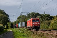 km 141,6  Hinter Bremen-Burg entfernt sich die Bahnstrecke weit von der Weser, um den Geestrücken der Bremer Schweiz zu umfahren. Kurz vor Osterholz-Scharmbeck begegnet uns hier die 145 036 mit einem der obligatorischen Containerzüge. Die Lok trägt noch die sehr kurzlebige Railion-Beschriftung, die für kurze Zeit den DB-Güterverkehr prägte. Eine weitere Besonderheit ist die Zugzielanzeige mit der „Pause“-Schrift, die nur einige wenige der Güterzugloks im Jahre 2000 erhielten, da sie mangels anderer neuer Loks im EXPO-Regionalverkehr rund um Hannover eingesetzt wurden (15. September 2012). : 145, 91 80 6145, Str 1740 Wunstorf - HB - BHV, a - Aufnahmeort, a Deutschland, ao Osterholz-Scharmbeck, ao Osterholz-Scharmbeck Lintel, eb DB 145 036, ef 33353 ADtranz Ksl, en 91 80 6145 036, es 1740 km 141-6