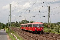 km 126,0  In der Sommersaison nutzen die EVB-Schienenbusse des »Moor-Express« auch den Streckenabschnitt zwischen Bremen Hbf und Osterholz-Scharmbeck. Für den Betrieb stehen drei dreiteilige Garnituren mit Fahrradwagen zur Verfügung, die zwischen Stade, Bremervörde und Osterholz-Scharmbeck über die alte BOE-Strecke durch das Moor fahren. Leider ist der Betrieb über das Jahr 2015 hinaus nicht gesichert, so dass dieses Bild vielleicht schon bald historisch sein könnte (Bremen-Walle, 22. Juni 2013). : 95 80 0996, Crede, EVB, Str 1740 Wunstorf - HB - BHV, a - Aufnahmeort, a Deutschland, ao Bremen, ao Bremen-Walle, eb EVB 117, ef - Hersteller, ef 32400 Crede (1957), en 95 80 0996 641-6, es 1740 km 126-0