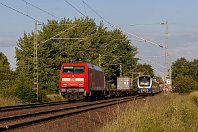 km 112,6  Nur wenige Meter weiter bietet sich dieser Blick auf eine Zugbegegnung mit der 152 147 und den allgegenwärtigen Zügen der Bremer Regio-S-Bahn (Linie RS 1 Bremen-Farge – Verden). Und wir bekommen gleich einen Eindruck, welche Zuggarnituren uns auf der Strecke 1740 in erster Linie erwarten: Containerzüge mit zahllosen Kisten für den Seetransport, die in Bremerhaven auf das Schiff übergehen. Im Hintergrund ist übrigens die Überführung der Güterumgehungsbahn Sagehorn – Dreye zu sehen (14. Juni 2014). : 152, 91 80 6152, 94 80 0440 (CContinental), NWB - Nordwestbahn, Str 1740 Wunstorf - HB - BHV, a - Aufnahmeort, a Deutschland, ao Bremen, ao Bremen-Mahndorf, eb DB 152 147-5, eb NWB ET 440 216, en 91 80 6152 147, en 94 80 0440 216-0, es 1740 km 112-6, neue Nr