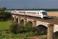 km 84,1  Mit Fotos der ersten 84 Kilometer dieser Strecke kann ich bislang nicht dienen. Meine Fotoerkundungen beginnen erst in Wahnebergen als südlichstem Punkt, wo die Bahn die Aller überquert. Leider kam ich für Fotos der alten schönen Allerbrücke zu spät, die zwischen 2013 und 2015 durch einen Neubau ersetzt wurde. Für den südlichen Vorfluter hat es aber noch gereicht – allerdings sind auch hier rechts neben dem geschobenen IC bereits deutliche Bauarbeiten erkennbar. Der Zug kam gerade noch rechtzeitig – wenige Minuten später brach das im Hintergrund sichtbare Unwetter über die beiden Fotografen los (7. August 2014) : Str 1740 Wunstorf - HB - BHV, Z Wendezug, a - Aufnahmeort, a Deutschland, ao Dörverden-Wahnebergen, es 1740 km 84-2, ez - Zugnummer