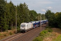 km 172,6  Zwischen Lunestedt und Loxstedt-Düring durchquert die Bahnstrecke das Quabenmoor und erreicht das Waldstück »Großes Holz«. Der Lack der PCT-Lok 223 153 hat bereits etwas gelitten, dafür sehen die blauen Autotransporter mit den repräsentativen Wägelchen umso gepflegter aus (8. August 2014). : 92 80 1223 (Siemens ER 20), PCT, Str 1740 Wunstorf - HB - BHV, a - Aufnahmeort, a Deutschland, ao Loxstedt, ao Loxstedt-Düring, eb PCT 223 153, ef 21409 Siemens Mü (2010), en 92 80 1223 153-8, es 1740 km 172-6