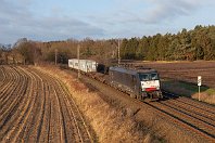 km 165,5  Nördlich von Stubben biegt die Strecke in nordwestliche Richtung ab, um in direkter Fahrt auf Bremerhaven zuzulaufen. Die MRCE-Dispolok ES 64 F4-280, auch bekannt als 189 280, ist schon seit 2011 für die TX Logistik AG im Einsatz und hat hier einen nicht sonderlich gut ausgelasteten Containerzug am Haken. Die schwarz lackierten Loks der Mitsui Rail Capital Europe GmbH (MRCE) gehören zu einem großen Lokpool, der bedarfsweise vermietet wird (28. Dezember 2014). : 91 80 6189, MRCE Dispolok GmbH, Str 1740 Wunstorf - HB - BHV, a - Aufnahmeort, a Deutschland, ao Stubben, eb MRCE ES 64 F4-280, ef 21487 Siemens Mü, en 91 80 6189 280, es 1740 km 165-5