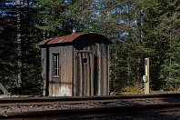 km 53,6  Im Wald bei Christophstal lassen sich auch noch alte Bahnrelikte entdecken, die es woanders zumeist schon lange nicht mehr bei der Bahn zu sehen gibt. Dazu gehört auch dieses alte Bahnwärterhäuschen aus Wellblech, das augenscheinlich noch in einem guten Zustand ist. Ob es tatsächlich noch benutzt wird? : a Deutschland, ao Freudenstadt-Christophstal, ei Streckenposten/Wärterhäuschen