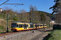 km 49,9  Die Sonne steht schon etwas tiefer, als der AVG-Triebwagen 911 – mit Panorama-Mittelteil – gemeinsam mit einem Schwesterwagen von Freudenstadt kommend in den Bahnhof von Baiersbronn einfährt (16. April 2022). : eb - Eigentümer- / Betreiberbezeichnung, eb AVG 911