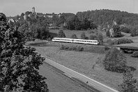 km 51,4  31. Mai 1992: Mit der Einführung der neuen Baureihe 610 wird in Deutschland der planmäßige Betrieb mit Zügen mit gleisbogenabhängiger Wagenkastensteuerung eingeführt. Die 20 Triebwagen bleiben rund 15 Jahre sehr erfolgreich im Einsatz, bis Ersatzteilprobleme und Schäden ihnen ein Ende bereiten. Am Ortsausgang von Neuhaus habe ich am Morgen des 31. Mai diesen ersten Zuglauf der 610 abgepasst. : DB 610, a - Aufnahmeort, a Deutschland, ao Neuhaus (Pegnitz), eb DB 610 xxx