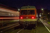 km 47,4  Am Bahnsteig des kleinen Unterwegsbahnhofs Velden (Pegnitz), der in den 1970ern vor allem durch Fleischmann-Gleisplanhefte den Modellbahnern bekannt wurde, treffen wir wieder den »Museumszug« 614 005/006 in der alten »Pop-Lackierung«, der hier am 30. September 2007 auch dem Zug in die Gegenrichtung begegnet. Leider steht der Zug heute untätig im Nürnberger Verkehrsmuseum und rollt nicht mehr. : DB 614, DB 614 / 914, Str 5903 N Hbf - Schnabelweid - Cheb, a - Aufnahmeort, a Deutschland, ao Velden (Pegnitz), eb DB 614 006-5, es 5903 km 47-4