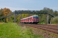 km 29,6  Hinter Hersbruck (rechts Pegnitz) zweigt die Verbindungsstrecke nach Pommelsbrunn ab, die eine kurze Verbindung auf die andere Pegnitzseite und damit zu den Strecken nach Weiden und Schwandorf herstellt - zu ihr gehört auch die Kilometrierungsangabe »1,8«. 614 030, der hier am 1. Oktober 2007 den Fußgängersteg unterquert, bleibt aber für seine Weiterfahrt nach Neuhaus (Pegnitz) dem Pegnitztal treu. : DB 614, DB 614 / 914, Str 5903 N Hbf - Schnabelweid - Cheb, a - Aufnahmeort, a Deutschland, ao Hersbruck (Pegnitz), eb DB 614 030-5, es 5903 km 29-6