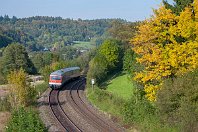 km 36,4  Das Laub beginnt sich bereits zu verfärben, als sich 614 005/006 am 1. Oktober 2007 bei Alfalter in den Gleisbogen legen. Das Tal beginnt hier langsam enger zu werden. Zu diesem Zeitpunkt war diese 614-Einheit die letzte in der klassischen »Pop-Lackierung«, mit der diese Züge zwischen 1971 und 1974 ausgeliefert wurden. Der Zug bleibt als Museumsexemplar erhalten. : DB 614, DB 614 / 914, Str 5903 N Hbf - Schnabelweid - Cheb, a - Aufnahmeort, a Deutschland, ao Alfalter, eb DB 614 005-7, es 5903 km 36-4