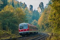 km 44,0  Nach einer weiteren Pegnitzbrücke und der Fahrt durch den 268 Meter langen Plattetunnel (und übrigens unter einem Steinbruch hindurch), rollt der Triebwagen für den nächsten Halt in Rupprechtstegen aus. Die markante Felsformation ist seit Jahrzehnten ein Motivklassiker! 614 051 führt hier einen Regionalzug nach Neuhaus (Pegnitz) an. : DB 614, DB 614 / 914, Str 5903 N Hbf - Schirnding Grenze, a - Aufnahmeort, a Deutschland, ao Hartenstein-Rupprechtstegen, eb DB 614 051-1, es 5903 km 44-0