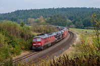 IMG 086392  Der Blick in die Gegenrichtung lässt eine Ahnung zu, in welcher Einsamkeit man sich hier mitten in den Pegnitzauen befindet. 233 322 unterbricht mit einem langen Autotransportzug die Stille. Das Zusatzschild unter der Hektometeranzeige weist auf die Wasserschutzzone hin, die sich hier befindet (2. Oktober 2007). : 233, Str 5903 N Hbf - Schirnding Grenze, a - Aufnahmeort, a Deutschland, ao Ranna, eb DB 233 322-7, es 5903 km 56-0