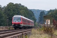 km 52,4  Nach 25 Einsatzjahren ist das Ende der Baureihe 610 (siehe vorletztes Bild)  bereits zum Greifen nahe: 610 011/511 und eine weitere Garnitur beschleunigen nahe des Neuhauser Ortsteils Hammerschrott für die Weiterfahrt zum Städtchen Pegnitz. Die Strecke verlässt hier für einige Kilometer das enge Pegnitztal und erreicht weitläufige Auen. Und auch bergauf geht es, denn bis Pegnitz müssen 35 Höhenmeter überwunden werden. (2. Oktober 2007). : DB 610, Str 5903 N Hbf - Schnabelweid - Cheb, a - Aufnahmeort, a Deutschland, ao Neuhaus (Pegnitz), aot Hammerschrott, eb DB 610 011, es 5903 km 52-4