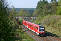 km 55,8  Die Pegnitzaue zwischen Ranna und Michelfeld befindet sich in einem ausgedehnten Waldgebiet, durch das einzig die Bahn und ein paar Wirtschaftswege führen. Hier ist man wirklich einsam, sofern nicht der eine oder andere Wanderer um die Ecke kommt. 612 992 legt sich hier als RE 3445 in den Gleisbogen (3. Mai 2008). : 95 80 0612, DB 612, Str 5903 N Hbf - Schnabelweid - Cheb, a - Aufnahmeort, a Deutschland, ao Ranna, eb DB 612 992-8, en 95 80 0612 992-8, es 5903 km 55-8, ez - Zugnummer, ez RE 3445