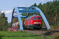 km 19,2  Wir beginnen unsere Reise über die Fichtelgebirgsbahn kurz hinter Lauf an der Pegnitz, wo die Strecke vor dem Bahnhof Neunkirchen am Sand die Autobahn 9 überquert. In diesem Bereich ist die Bahn eher als »rechte Pegnitzstrecke« geläufig, zur Abgrenzung von der auf der Südseite des Flusses verlaufenden Strecke Nürnberg - Schwandorf.  Wir sehen 232 240 vor einem stattlichen Güterzug (3. Mai 2008). : 232 (DR 132), 92 80 1232, Str 5903 N Hbf - Schnabelweid - Cheb, a - Aufnahmeort, a Deutschland, ao Lauf (Pegnitz), eb DB 232 240-2, en 92 80 1232 240-2, es 5903 km 19-2