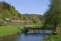 km 43,2  Bei Enzendorf hat die Strecke bereits ihren ersten Tunnel und sechs Pegnitzquerungen hinter sich – 19 weitere Pegnitzbrücken folgen noch auf den nächsten 23 Kilometern. Der Regionalexpress 3407/3447 besteht hier aus einer Doppeleinheit 610 – eine Baureihe, die man heute leider nicht mehr im Betrieb erleben kann. Dazu auf den nächsten Seiten noch mehr (4. Mai 2008). : DB 610, Str 5903 N Hbf - Schnabelweid - Cheb, a - Aufnahmeort, a Deutschland, ao Enzendorf (Pegnitz), eb DB 610 xxx, es 5903 km 43-2, ez - Zugnummer, ez RE 3407/3447