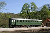 km 44,6  Im Bahnhof Rupprechtstegen wurde 2008 dieser 1930 von WUMAG gebaute C4i-30 / Bye 655 aufgestellt, der in den Sommermonaten als Restaurationswagen für Ausflügler dient (»Rast-Waggon Rupprechtstegen«). Auf diesem Foto vom 4. Mai 2008 steht der Wagen noch frei, seit 2016 befindet sich links ein kleiner Anbau mit Küchen- und Thekenhaus für einen Biergartenbetrieb. Eine schönde Idee, die Eisenbahntradition mit dem Tourismus zu verbinden. : 11 Personenwagen, DB / DRB / DR, Nummern 1949-1966, Nummern 1967-..., a - Aufnahmeort, a Deutschland, ao Hartenstein-Rupprechtstegen, eb - Eigentümer- / Betreiberbezeichnung, eb DB 50 80 29-13 215-8, eb DB 72305, ed - Denkmal, ew - Wagengattungen, ew C4i-30 / By(e) 655