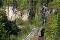 km 46,0  Die gleiche Stelle, aber am gleichen Tag in entgegengesetzte Richtung fotografiert: Vor den hoch aufragenden Flesen nagelt eine 614-Garnitur (mit 614 030 an der Spitze) weiter nordwärts durch das Tal. Rechts unten steht ein Fernsprechkasten, erkennbar an dem »F-Zeichen«. Leider wurde dieses Emaille-Schild im Sommer 2008 gesthlen, so dass der Kasten heute etwas schmucklos aussieht. : DB 614, DB 614 / 914, Str 5903 N Hbf - Schirnding Grenze, a - Aufnahmeort, a Deutschland, ao Hartenstein-Lungsdorf, eb DB 614 030-5, es 5903 km 46-0, ez - Zugnummer, ez RB 35689