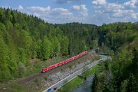 km 45,8  Direkt hinter Rupprechtstegen folgt der spektakuläre Abschnitt der Pegnitztalbahn mit Tunnels und Brücken in dichter Folge. Nach einem schweißtreibenden Aufstieg wird man mit diesem Ausblick belohnt: Eine dreiteilige 612-Garnitur rauscht hier zwischen dem 80 m langen Hufstättetunnel und dem 218 m langen Rothenfelstunnel über den hohen Damm (4. Mai 2008). : DB 612, Str 5903 N Hbf - Schnabelweid - Cheb, a - Aufnahmeort, a Deutschland, ao Hartenstein-Lungsdorf, eb DB 612 xxx, es 5903 km 45-8