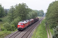 km 52,0  Auch wenn es dieser Kurzzug nicht unbedingt vermuten lässt, wird über die Pegnitzstrecke auch reger Güterverkehr abgewickelt. An 28. Mai 2016 bringen 232 571 und 233 112 ganze sieben Güterwagen von Kirchenlaibach Richtung Hersbruck voran. Der Zug rollt nahe des Dörfcherns Hammerschrott gemütlich talwärts auf Neuhaus (Pegnitz) zu. Die Brücke, auf der wir hier stehen, ist auf dem nächsten Bild im Hintergrund zu sehen. : 233, Str 5903 N Hbf - Schnabelweid - Cheb, a - Aufnahmeort, a Deutschland, ao Neuhaus (Pegnitz), aot Hammerschrott, eb DB 233 112-2, es 5903 km 52-0