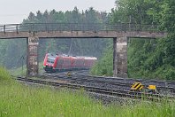 km 75,5  Schnabelwaid: Der kleine Ort auf 473 Metern Höhe hat nicht einmal 1000 Einwohner, aber immerhin einen bedeutenden Trennungsbahnhof. Hier zweigt die eingleisige Strecke nach Bayreuth von der Fichtelgebirgsbahn ab. An der Nordeinfahrt des Bahnhofs steht dieses Brückchen an der Einfädelung der beiden Strecken. 612 596 legt sich in den Bogen (29. Mai 2016). : 95 80 0612, DB 612, Str 5903 N Hbf - Schnabelweid - Cheb, a - Aufnahmeort, a Deutschland, ao Schnabelwaid, eb DB 612 596-7, ef 23676 Bomb Hnd (2001), en 95 80 0612 596-6, es 5903 km 75-5