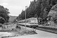 km 44,4  Eines meiner fotografischen Frühwerke aus meiner »schwarz-weißen Epoche«: 614 012/011 halten am Haltepunkt Rupprechtstegen, um mich als einzigen Fahrgast zur Weiterfahrt nach Nürnberg aufzuznehmen. Das Foto entstand am 15. August 1987 – viel hat sich allerdings bis heute nicht an dieser Szenerie verändert. Die Triebwagen der Baureihe 614 sind allerdings längst abgestellt, und heute steigt man hier in moderne LINT-Triebwagen der Baureihe 648 ein. : 5, DB 614, DB 614 / 914, Str 5903 N Hbf - Schirnding Grenze, a - Aufnahmeort, a Deutschland, ao Hartenstein-Rupprechtstegen, eb DB 614 012-3, es 5903 km 44-4