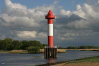 Oberfeuer Berne (Deutschland)  Das Oberfeuer von Berne gehört zu den moderneren Leuchtfeuern, die vor allem an Elbe und Weser heimisch sind. Der Turm wurde 1982/83 errichtet und dient gemeinsam mit dem zugehörigen Juliusplate-Unterfeuer den weseraufwärts fahrenden Schiffen als Richtfeuerlinie. Der 21 Meter hohe Turm ist tatsächlich ein klein wenig geneigt (8. Mai 2005). : Aufnahmeort, Deutschland, LT Berne OF, Leuchttürme