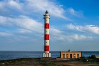 Abona - Teneriffa (Spanien)  Währemd der alte Leuchtturm von Abona auf Teneriffa aus dem Jahre 1902 immer noch existiert, wurde 1976 der 39 Meter hohe rot-weiß gestreifte Betonturm als Ersatz gebaut, der auis einer Höhe von 54 Metern alle 20 Sekunden drei weiße Blitze über das Meer schickt (19. Januar 2007). : a - Aufnahmeort, a Spanien