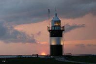 Wremen (Deutschland)  Dieser Leuchtturm ist eigentlich ein "falscher Freund", denn er ist eigentlich nur dem als "Kleiner Preuße" bekannt gewordenen, aber längst verschrotteten  Leuchtturm von Wremen nachempfunden. Das Licht des Feuers darf deshalb auch nur landeinwärts strahlen, um die Schifffahrt nicht unnötig zu verwirren (16. Juni 2007). : Aufnahmeort, Deutschland, LT Wremen, Leuchttürme, Seezeichen, W, Wremen