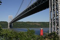 Jeffrey's Hook Light (New York, USA)  Seit 1931 überspannt die doppelstöckige George Washington Bridge den Hudson River und verbindet Manhattan mit New Jersey. Auf der New Yorker Seite steht unterhalb der Brücke ein kleiner roter stählerner Leuchtturm, der eigentlich schon 1889 an einem anderen Standort errichtet wurde und 1921 hierhin versetzt wurde. Er erlangte 1942 durch das Kinderbuch »The Little Red Lighthouse and the Great Gray Bridge« von Hildegarde Swift große Bekanntheit in den USA, obwohl er mit dem Bau der Brücke bereits überflüssig wurde. Seit 2002 brennt das Licht wieder (1. September 2007). : Aufnahmeort, LT Jeffrey´s Hook, USA