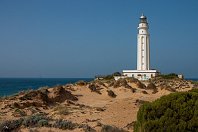 Cabo Trafalgar (Spanien)  Das Kap Trafalgar nahe der Meerenge von Gibraltar ist berühmt geworden durch die Schlacht am 21. Oktober 1805, bei der die britische Flotte unter Admiral Nelson die vereinigte spanisch-französische Flotte vernichtete und Nelson den Tod fand. Im Gedenken an dieses Ereignis wurde der Trafalgar Square in London benannt. Seit 1860 steht hier ein schöner 34 Meter hoher Leuchtturm (26. Februar 2008). : LT Trafalgar, Leuchttürme, Seezeichen, a - Aufnahmeort, a Spanien