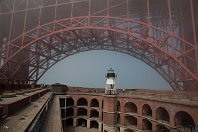 Fort Point Light (California, USA)  Man mag es kaum glauben, aber unter der legendären Golden Gate Bridge von San Francisco befindet sich ebenfalls ein kleiner Leuchtturm, der von dem Stahlgiganten fast erschlagen wird. Der kleine Turm wurde 1864 direkt auf dem Fort errichtet, wurde aber nach dem Bau der gigantischen Brücke 1937 aus naheliegenden Gründen überflüssig und sein Feuer abgeschaltet. Der Nebel auf unserem Foto ist übrigens, vor allem im Sommer,  fast schon Normalzustand an der Golden Gate (27. Juni 2009). : Aufnahmeort, Golden Gate Bridge, LT Fort Point, San Francisco, USA