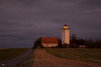 Gedser Odde (Dänemark)  Noch einmal der schöne Leuchtturm Gedser Odde an der Südspitze der Insel Falster in Dänemark. Nach dem Sonnenuntergang strahlt der große Linsenapparat des Turm sein warmes Licht über die Ostsee. Die hell erleuchteten kleinen Fenster im Turm und im Leuchtturmwärterhaus sind allerdings die letzten Reflektionen der untergehenden Sonne  (15. Oktober 2009). : Aufnahmeort, Dänemark, LT Gedser Odde