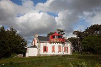 Beg-Léguer (Frankreich)  Die Bretagne ist ein Paradies für die Liebhaber schöner Leuchttürme. Dabei sind es gerade die kleineren Leuchtfeuer, die durch ihre verwunschene Lage an den wald- und felsenreichen Küsten sofortiges Fernweh auslösen können.  Bei Trébeurden  steht dieses »Leuchthaus« aus dem Jahre 1884, das als Quermarkenfeuer ein rotes, grünes und weißes Licht zeigt und sich heute in Privatbesitz befindet. Ungefähr 90 km südwestlich gibt es am Pointe du Millier ein beinahe baugleiches Pendant (7. Juni 2012). : Aufnahmeort, Frankreich, LT Beg Leger, Lannion, Leuchttürme