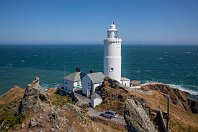 Start Point (England, Großbritannien)  Schon 1836 entstand an der großen Landzunge zwischen Plymouth und Torquay der Leuchtturm von Start Point. Er kann bei einem Spaziergang entlang der wildromantischen Steilküste besucht und gut fotografiert werden. Sein Nebelhorn verlor der Turm 1989, als der Fels darunter nachgab und das Signal in sich zusammenbrach. Der Leuchtturm blieb unbeschädigt (20. Juli 2013). : a - Aufnahmeort, a Großbritannien / UK