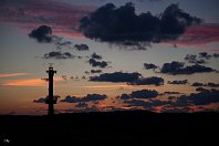 Wangerooge (Deutschland)  1964 wurde auf der Insel Wangerooge ein neuer Leuchtturm gebaut, mit dessen Hilfe auch größere Schiffe die Jade und Weser ansteuern konnten. Der Turm weist die typischen Gestaltungsmerkmale der 1960er-Jahre auf: Ein langer schlanker Turm mit einem Zwischengeschoss und Verbreiterung des Turmschaftes unterhalb der Laterne. Mit einer Feuerhöhe von 64 Metern gehört er zu den höchsten deutschen Leuchtfeuerbauten. Er zeigt ein rotes Seefeuer über die Nordsee, zeigt aber in dem auskragenden Ring auch ein Leitfeuer (28. September 2013). : Aufnahmeort, Deutschland, LT Wangerooge (1964), Leuchttürme, W, Wangerooge