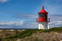 Norddorf - Amrum (Deutschland)  Mit dem Quermarkenfeuer Norddorf auf Amrum verbinde ich viele Kindheitserinnerungen: Die unendlich wirkende eindrucksvolle Dünenlandschaft, und mittendrin dieses weithin sichtbare Türmchen mit dem roten „Hut“ hat mich schon als kleiner Junge beeindruckt. Das 1904 errichtete Bauwerk besteht aus vorgefertigten Stahlelemente von Pintsch und wurde an Ort und Stelle zusammengebaut. Es entstand,  um die damals gerade eingerichtete Schifffahrtslinie nach Hörnum (Sylt) sicherer zu machen (3. Mai 2014). : LT Amrum QMF, Leuchttürme und Leuchtfeuer, Seezeichen, a Deutschland, ao Amrum