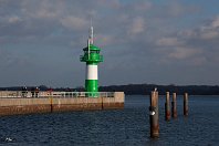 Travemünde Mole (Deutschland)  Dieser grün-weiße Leuchtturm in Travemünde gehört zu den modernsten seiner Art in Europa. Erst 2013 wurde der hübsche Turm am Ende der Mole aufgestellt, nachdem sein 1967 gebauter Vorgänger baufällig wurde und abgerissen werden musste (22. Februar 2015). : Aufnahmeort, Deutschland, L, LT C1362 Travemünde Mole II, Leuchttürme, Lübeck-Travemünde, Seezeichen