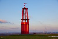 Das Geleucht  Bei Moers wurde 2007 auf der Halde des Bergwerks Rheinpreußen zur Erinnerung an Millionen Berg- und Hüttenleute ein stählerner Aussichtsturm in Form einer Gruben-Sicherheitslampe („Geleucht“) gebaut. Das 30 m hohe Bauwerk entstand nach einer Idee des Künstlers Otto Piene. Mittlerweile ist diese Landmarke eines der großen Sehenswürdigkeit der Region (13. Dezember 2009).