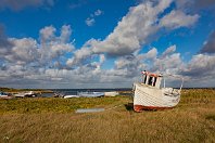 Ostsee  Egal, ob an der Nordsee- oder Ostseeküste: Dänemarks kleine Fischerhäfen strahlen eine Menge Atmosphäre aus. Bei Hvide Sande liegen viele kleine Boote für die Fischer, die auf dem Ringköbing Fjord unterwegs sind und auf ihren Fang warten (30. August 2011).